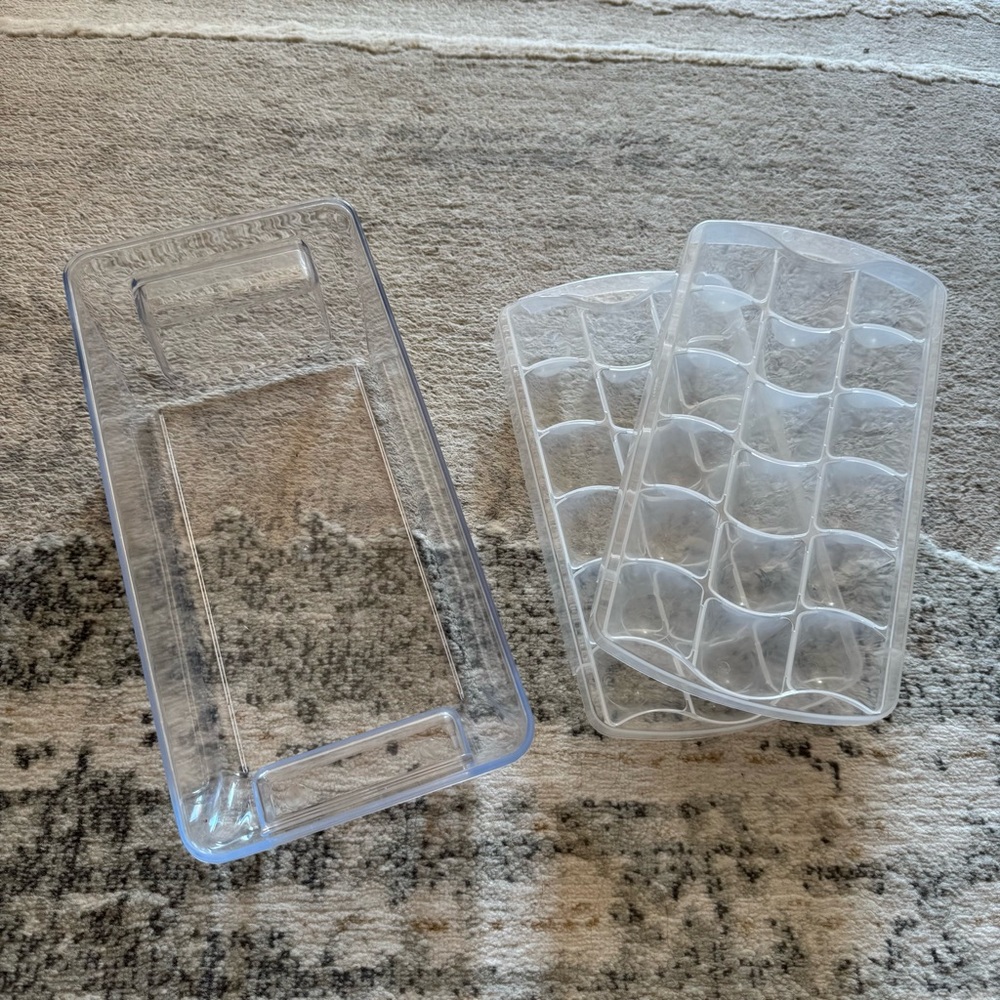 🛍🏙3️⃣ for $1️⃣5️⃣ Bundle of 2 ice cube trays and plastic storage bin